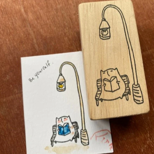 KATZE UNTER STRASSENLATERNE